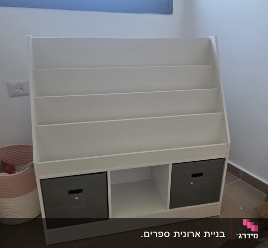 כוננית ספרים ואחסון לילדים מעץ לבן לאחר הרכבה